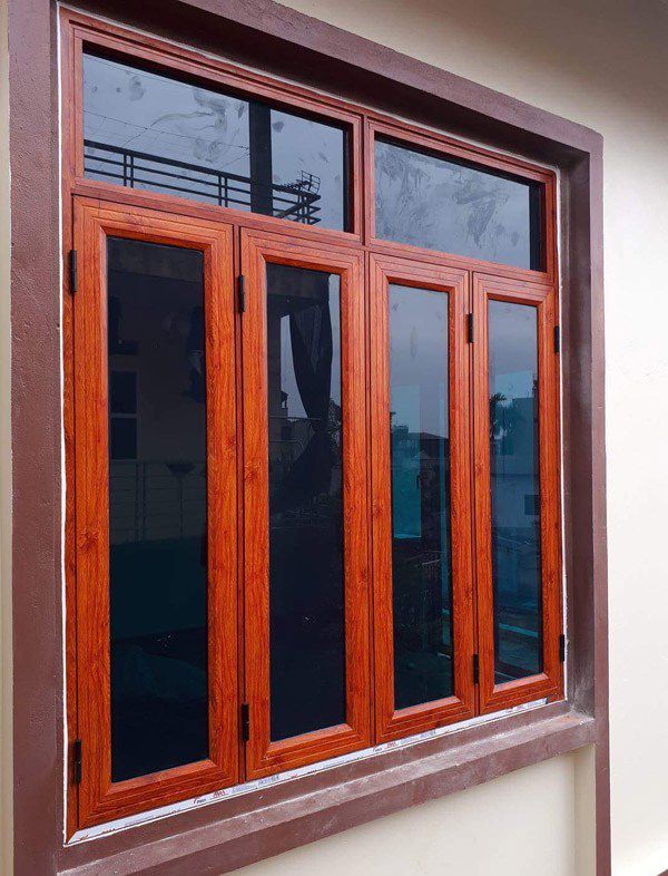Mẫu cửa sổ nhôm kính 4 cánh màu vân gỗ