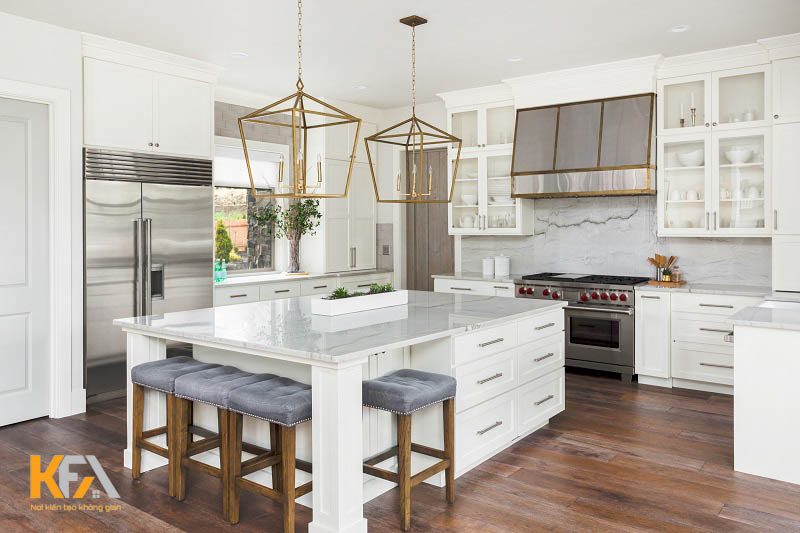 Phòng bếp nhà ống được thiết kế gam màu trắng nhằm "ăn gian" diện tích cực tốt