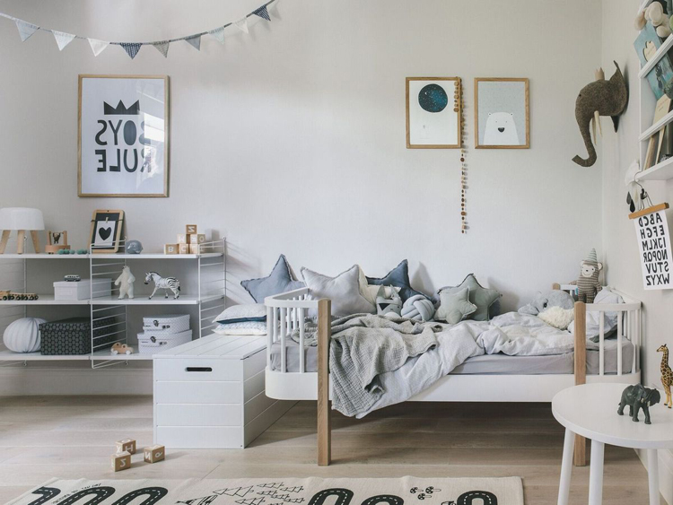 sử dụng các đồ vật yêu thích của trẻ nhỏ để trang trí nội thất