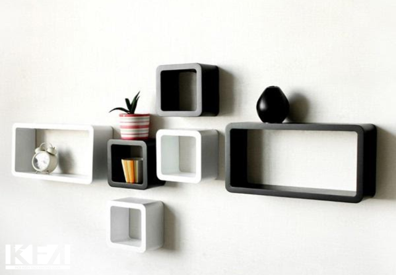 Sử dụng các kệ treo tường để trang trí phòng khách nhỏ cũng là một gợi ý hay