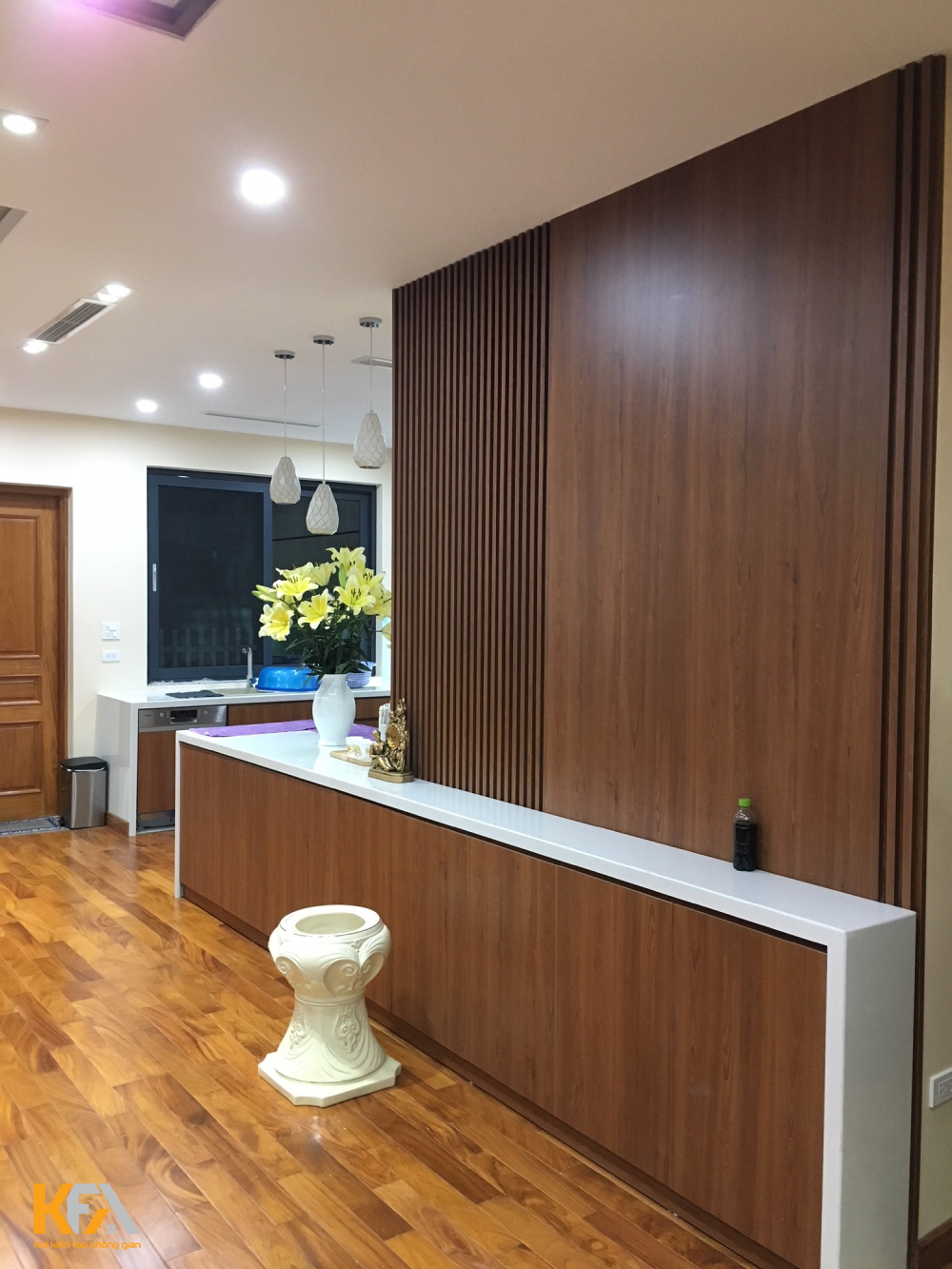Khu vực nấu ăn còn thiết kế thêm đảo bếp được trang trí như một quầy bar.