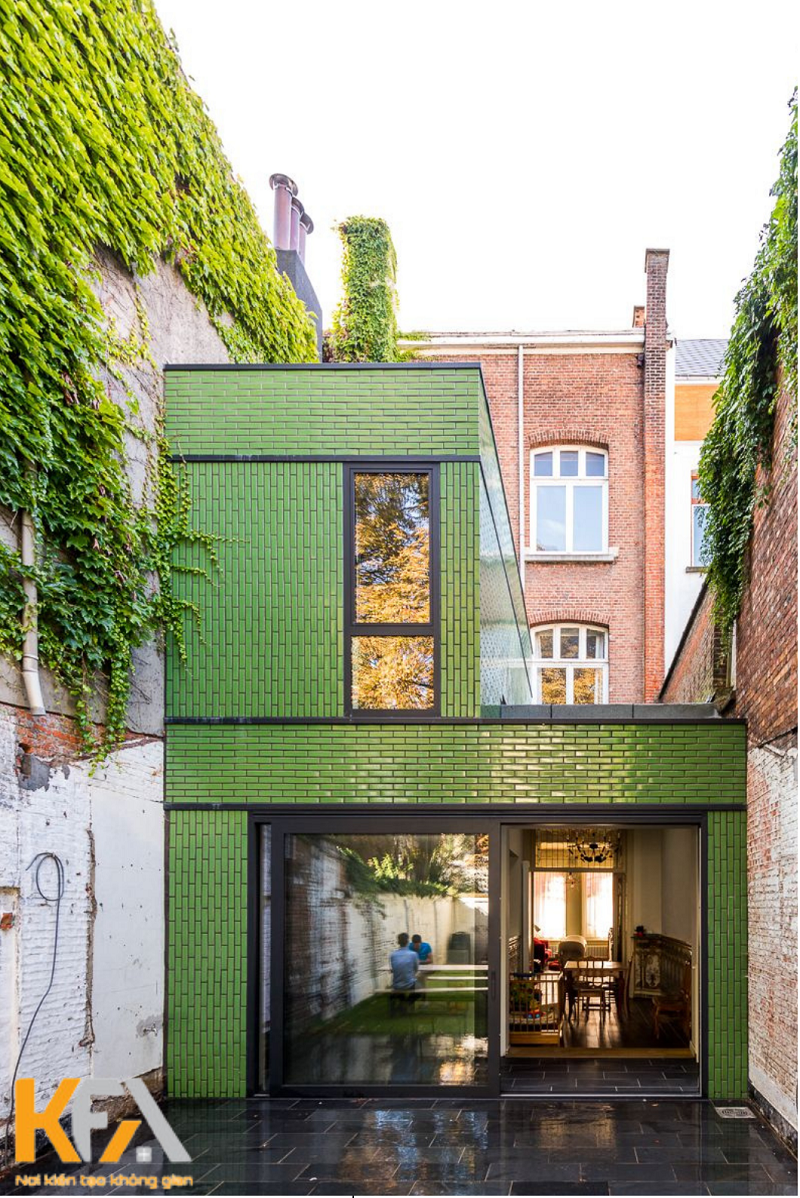 Màu xanh lá cây đầy nổi bật cho căn nhà, nhưng cũng giúp căn nhà hòa mình vào thiên nhiên xung quanh