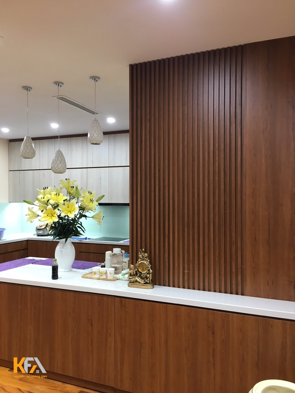 Chất liệu sử dụng trong bếp toàn bộ là gỗ MFC lõi xanh phủ Laminate cao cấp