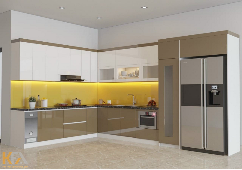 Không gian bếp được tạo điểm nhấn bằng kính ốp sơn màu vàng