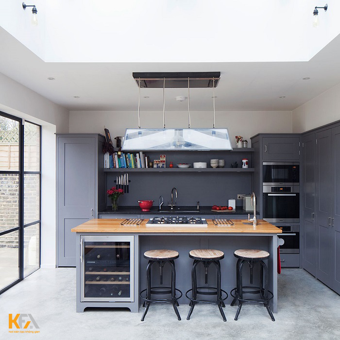 Phòng bếp nhà ống 5m được thiết kế phong cách tân cổ điển với gam màu trắng - xanh ghi