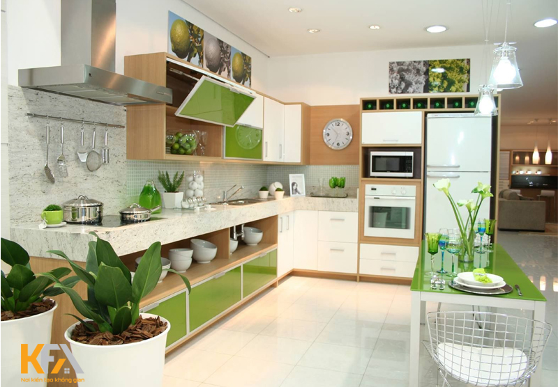 Phòng bếp nhà ống với nhiều cây xanh
