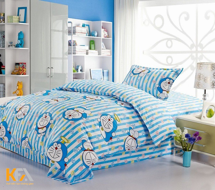 Phòng ngủ được sử dụng bộ chăn gạ gối họa tiết doremon thể hiện sở thích của chủ nhân