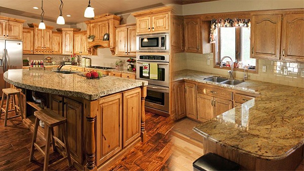 Màu đá ốp bếp tương đồng với màu gỗ tủ bếp