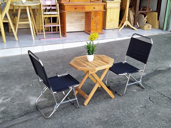 Những chiếc bàn và ghế chân gấp để dễ dàng thu lại và cất đi khi không sử dụng