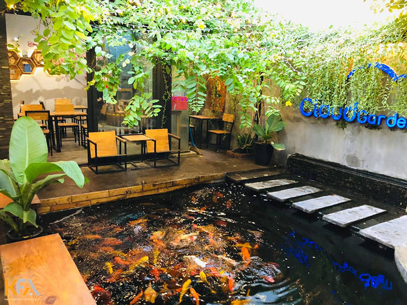 Hồ cá Koi thường xuất hiện rất phổ biến tại các quán cafe sân vườn
