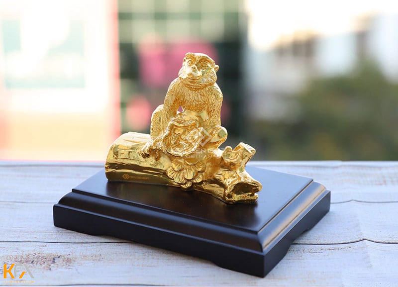 Tượng khỉ mạ vàng đặt trên bàn làm việc cho người mệnh Kim