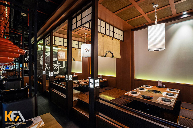 Đặc trưng của nhà hàng Nhật Bản là kiểu bàn ăn ngồi bệt