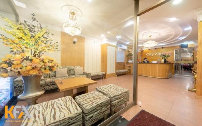 Không gian sảnh khách sạn rộng rãi với gam màu nhẹ nhàng