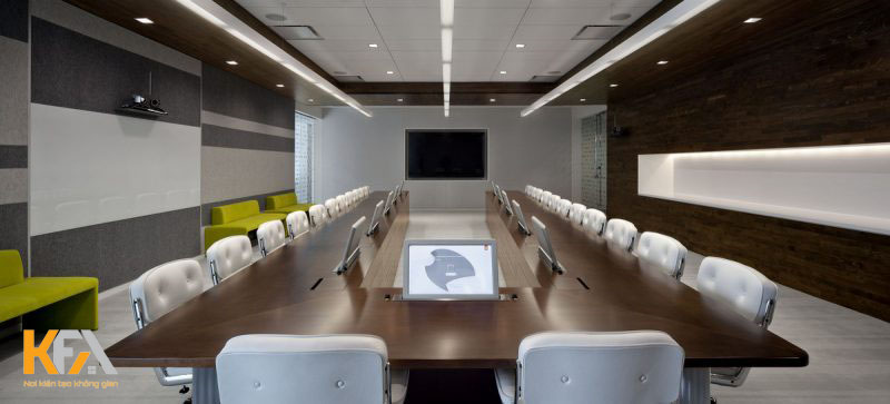 Phía trên bàn họp là 3 chiếc đèn thả với thiết kế đơn giản giúp không gian thêm sáng sủa hơn