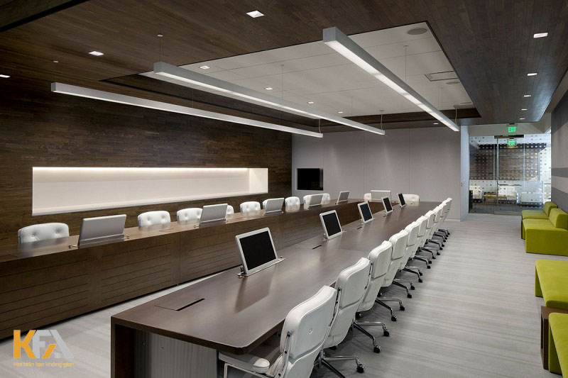 Phòng họp được sử dụng nội thất gỗ như trần nhà, bàn họp, tường,... vô cùng sang trọng