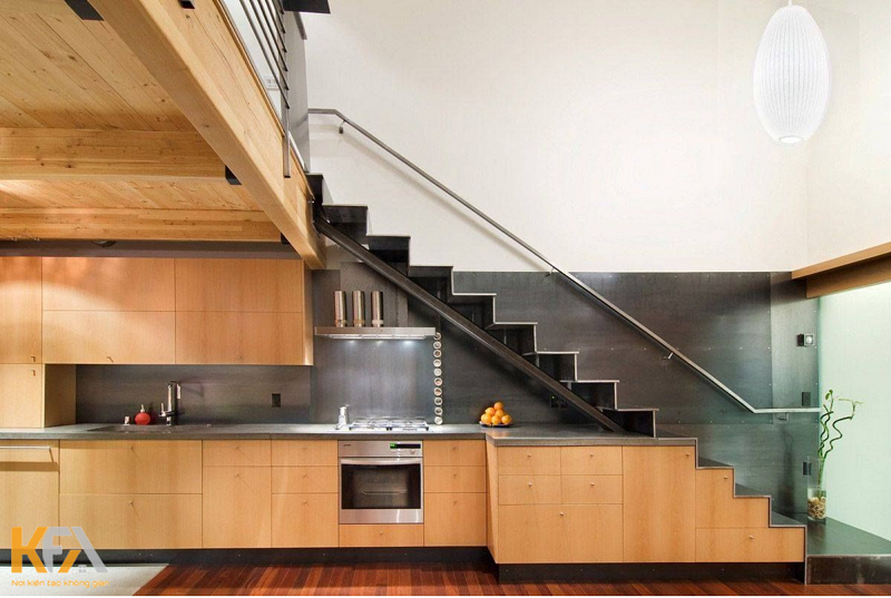 Gian bếp được thiết kế nhỏ gọn dưới gầm cầu thang phong cách hiện đại