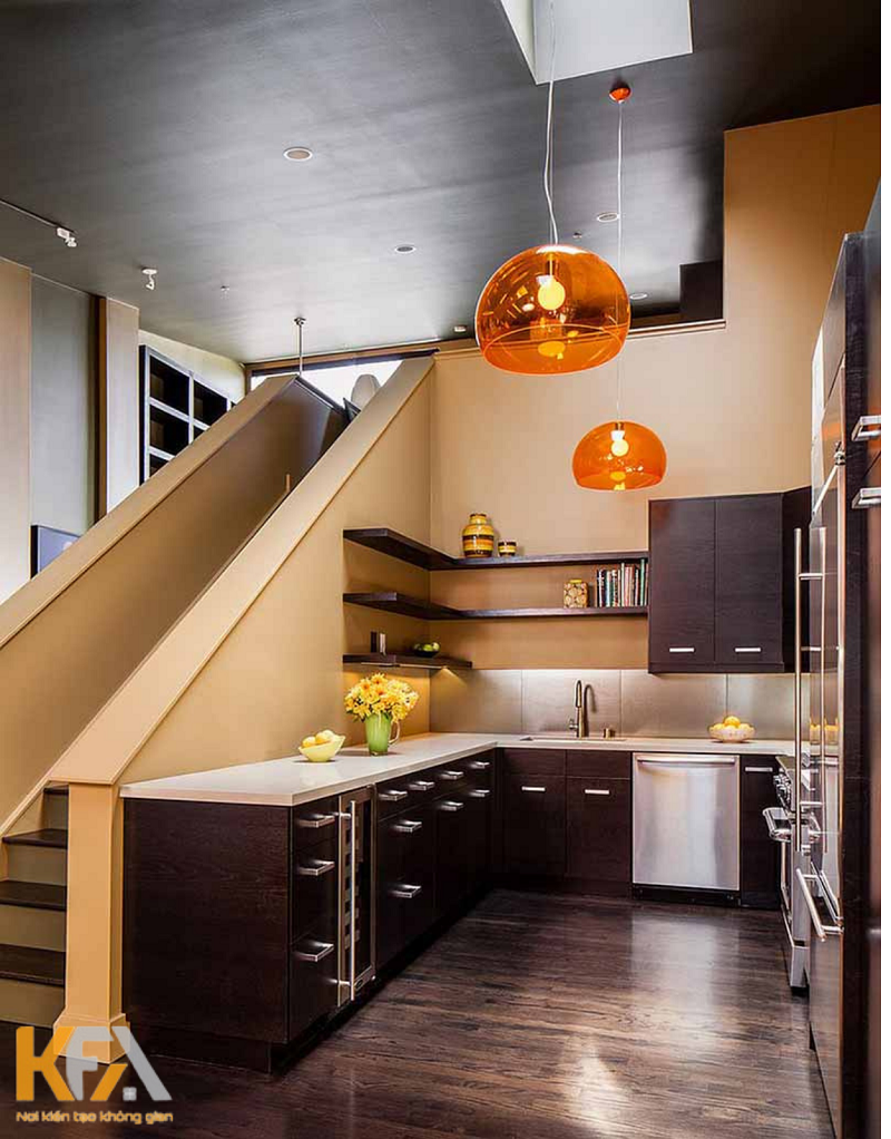 Mẫu thiết kế nội thất gian bếp tận dụng gầm cầu thang phong cách hiện đại