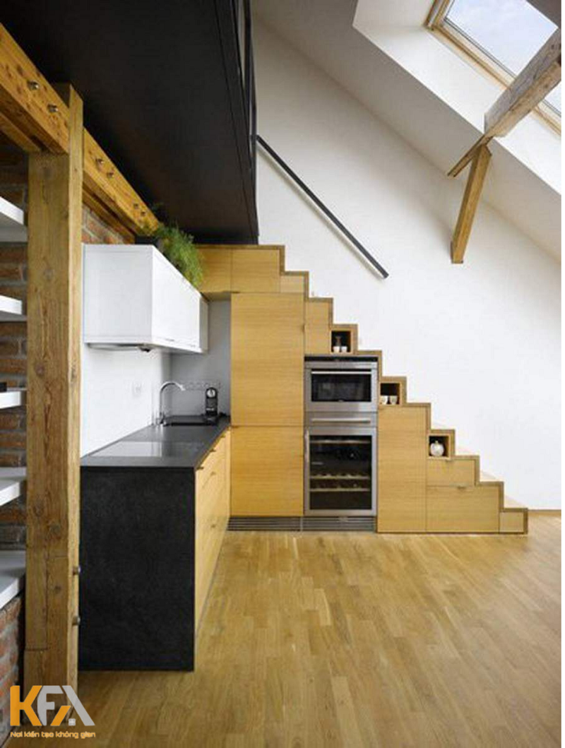 Gian bếp tận dụng không gian với tủ bếp dưới gần cầu thang