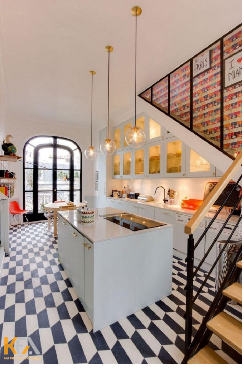 Nét thiết kế gian bếp dưới cầu thang pha trộn giữa tân cổ điển và hiện đại