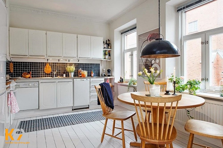 Hệ thống toàn bộ không gian phòng bếp nhà cấp 4 được thiết kế bằng gỗ công nghiệp phủ sơn trắng