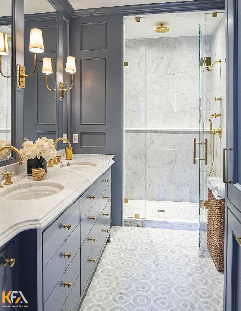 Phòng tắm xa hoa, sang chảnh nhờ các chi tiết kim loại màu gold