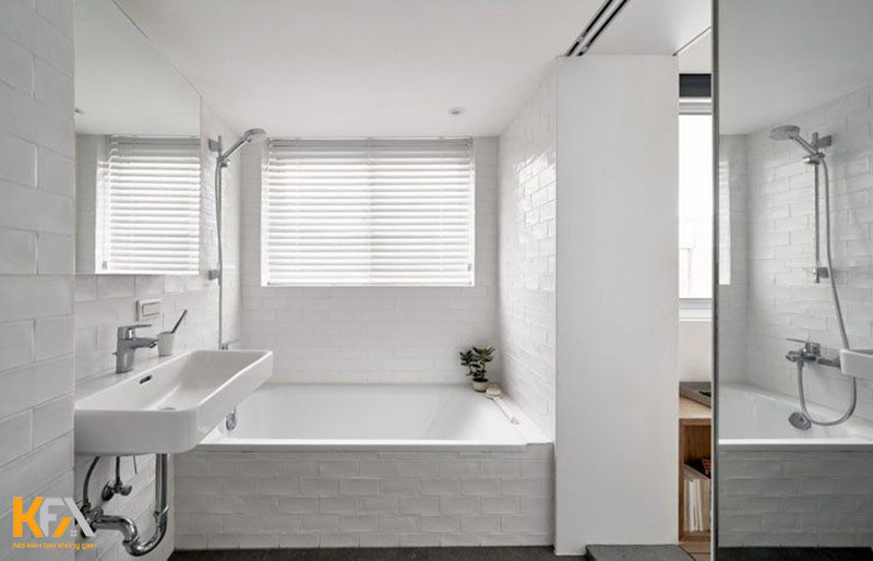 Phòng tắm sử dụng gương mở rộng tầm nhìn, tone trắng sạch sẽ, thanh lịch