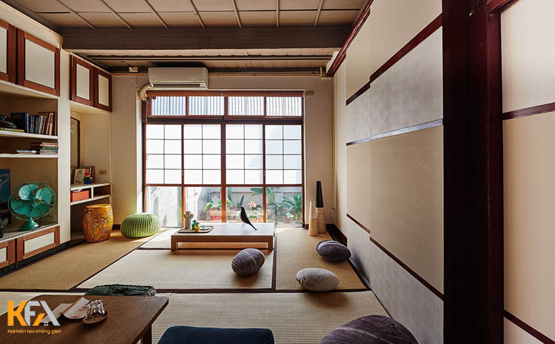 Thiết kế phòng khách chuẩn kiểu Nhật với tone nâu, chiếu tatami, cửa trượt và bộ bàn ghế thấp