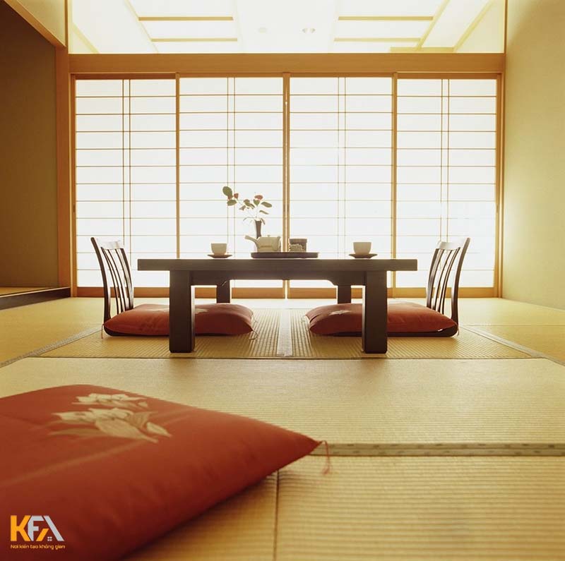 Thiết kế phòng khách chuẩn Nhật Bản với bộ bàn trà thấp, cửa trượt và màu nâu trầm gỗ