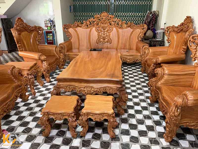 Bộ bàn ghế bằng gỗ gõ đỏ với nhiều họa tiết được trạm trổ cầu kỳ