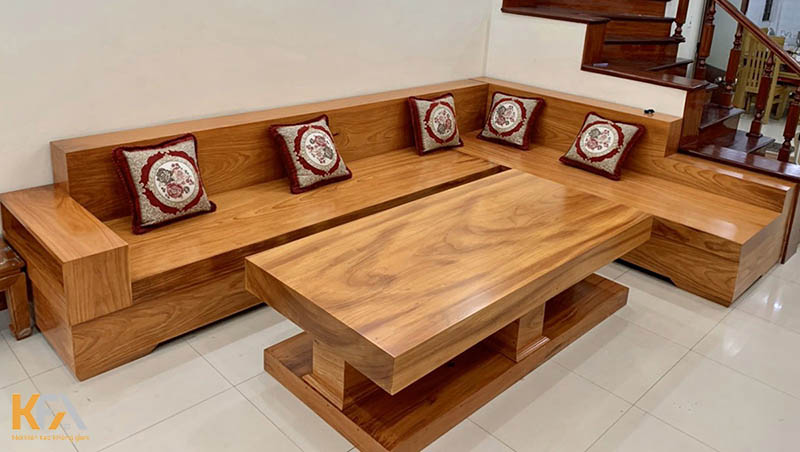 Bộ bàn ghế gỗ sồi với thiết kế đơn giản trong phòng khách