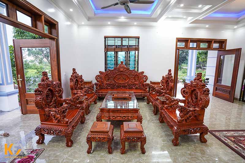 Phòng khách với bộ bàn ghế bằng gỗ hương trạm khắc tỉ mỉ, công phu