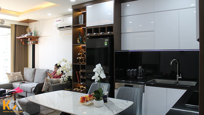 Phòng khách thiết kế cạnh bếp đầy đủ tiện nghi với những đồ nội thất đa năng
