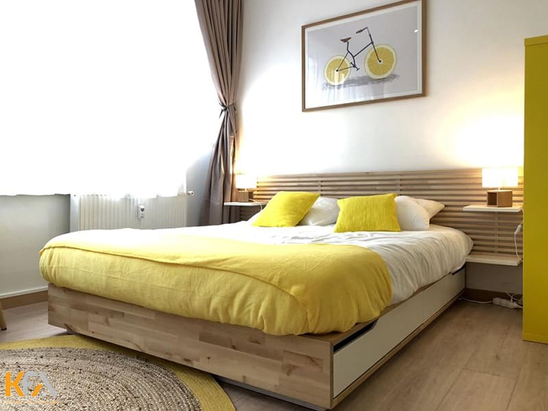 Phòng ngủ nữ màu vàng được decor đơn giản