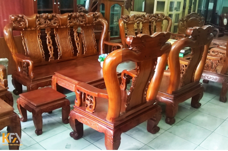 Mẫu bàn ghế từ gỗ gõ tự nhiên ấn tượng