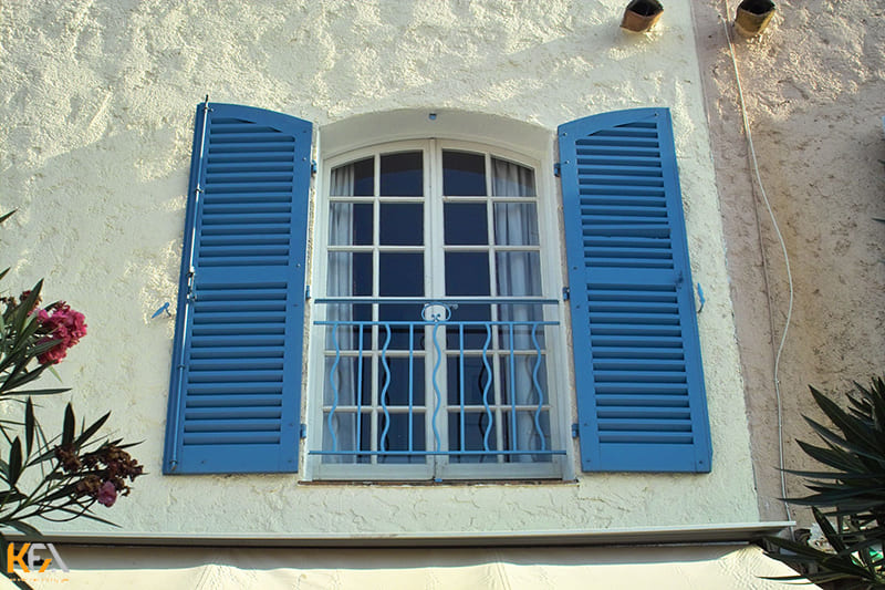 Cửa sổ cánh gỗ truyền thống sơn màu xanh lạ mắt
