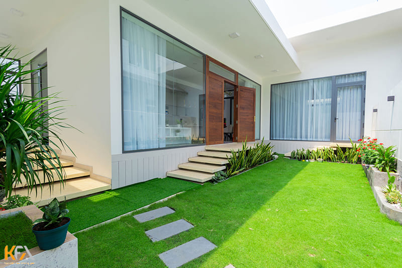 Thảm cỏ xanh khiến ngôi nhà tràn đầy nhựa sống