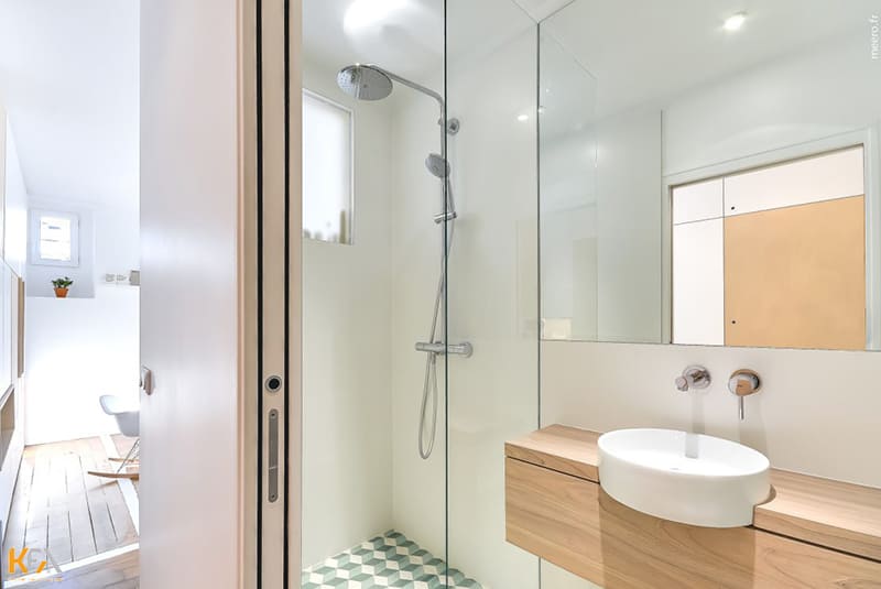 Phòng tắm có buồng tắm kính hiện đại