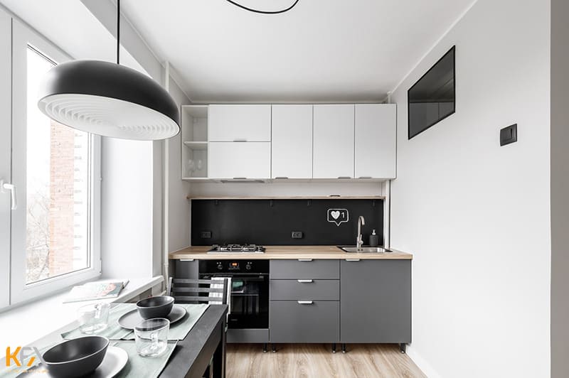 Thiết kế nội thất phòng bếp với các gam màu trung tính, hiện đại