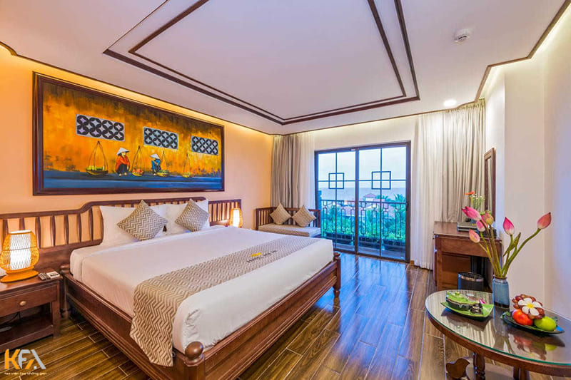 Phòng ngủ khách sạn được trang trí theo kiểu truyền thống vô cùng ấn tượng