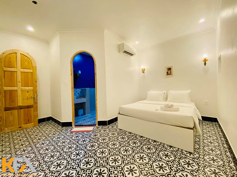 Hệ cửa mái vòm mềm mại giúp cân bằng những nét thô cứng của phòng ngủ Địa Trung Hải