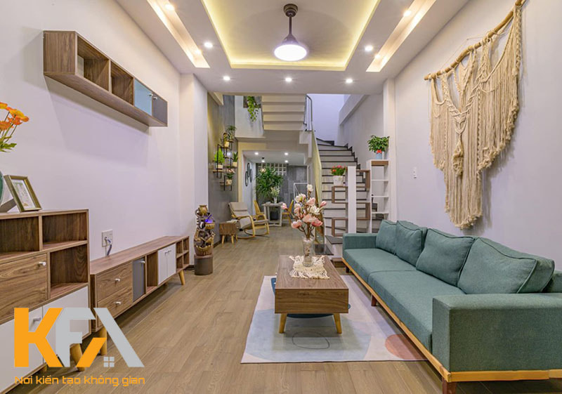 Thiết kế phòng khách nhà ống với không gian hiện đại, nổi bật với sofa tone xanh