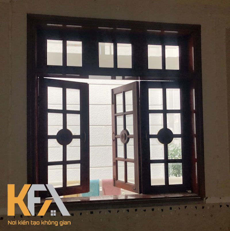 Căn phòng sử dụng mẫu cửa sổ 3 cánh từ gỗ tự nhiên ấm áp