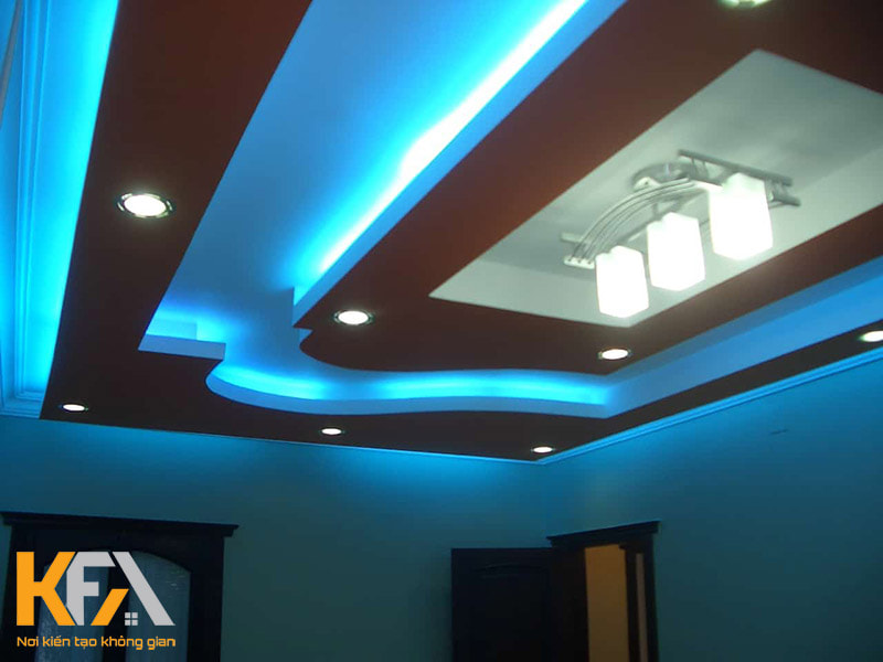Căn phòng khách nhà ống thiết kế nổi bật với hệ thống đèn led màu chiếu