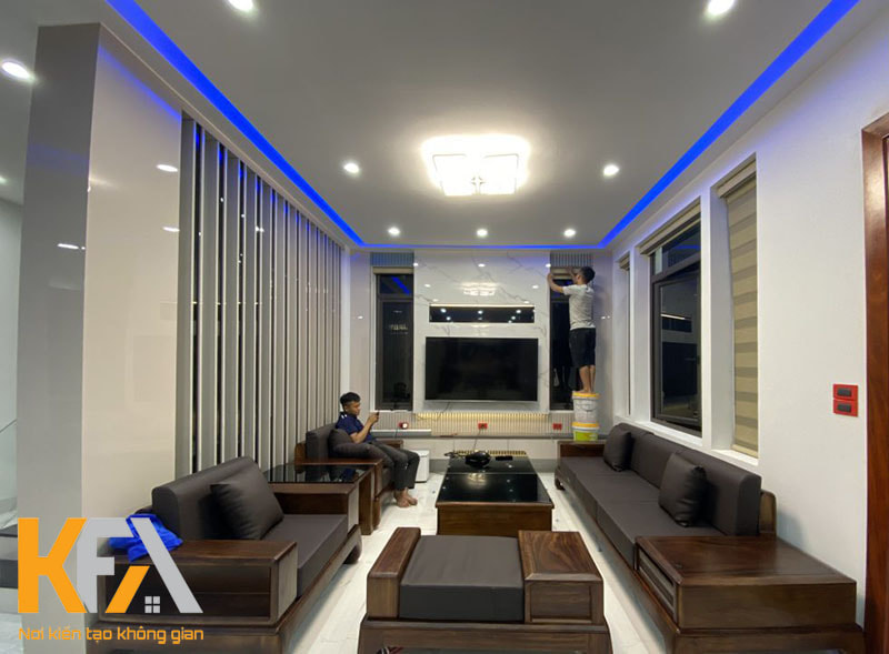 Không gian phòng khách nhà ống được thiết kế nổi bật với hệ thống trần thạch cao kết hợp đèn led màu