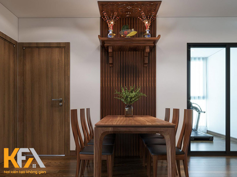 Thiết kế phòng khách thông phòng bếp chung cư với bàn thờ treo tường kết hợp vách nan nổi bật