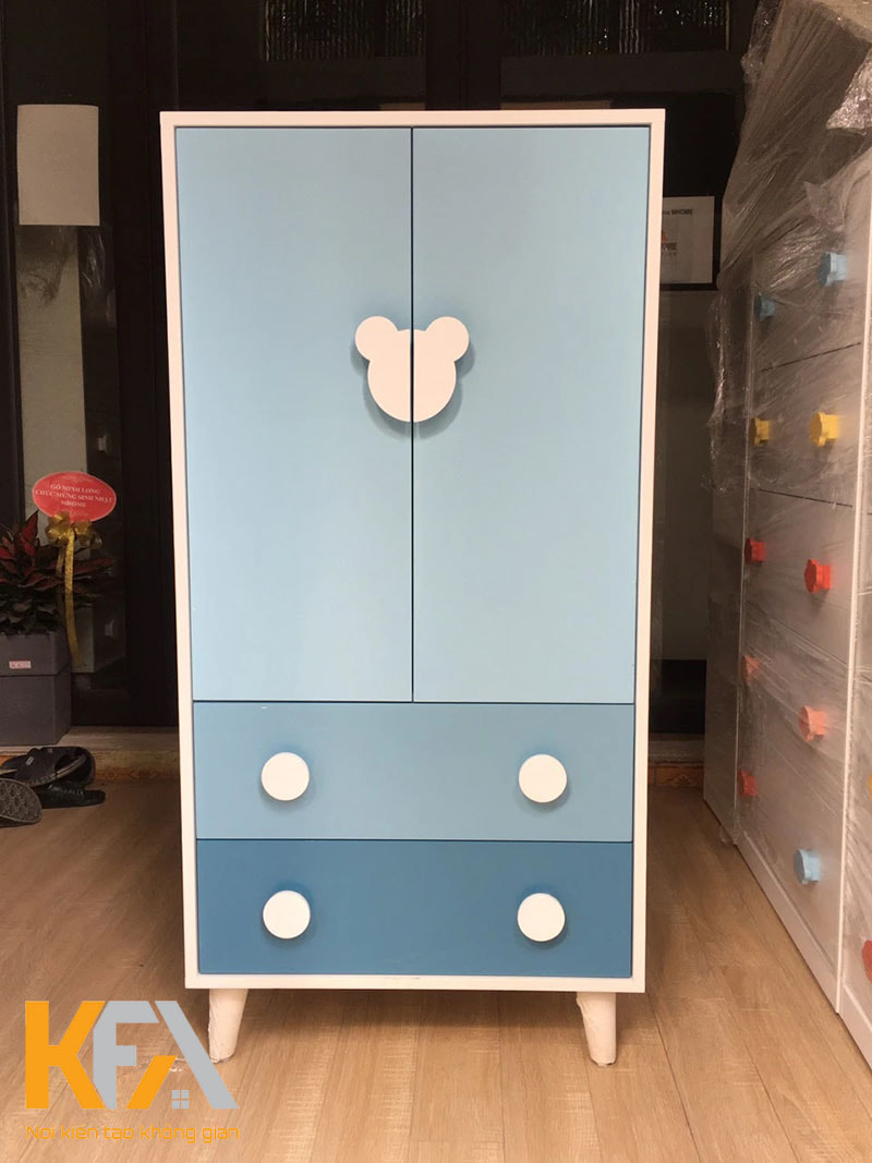 Mẫu thiết kế tủ dành cho bé trai nhỏ gọn, dễ thương với tone màu xanh